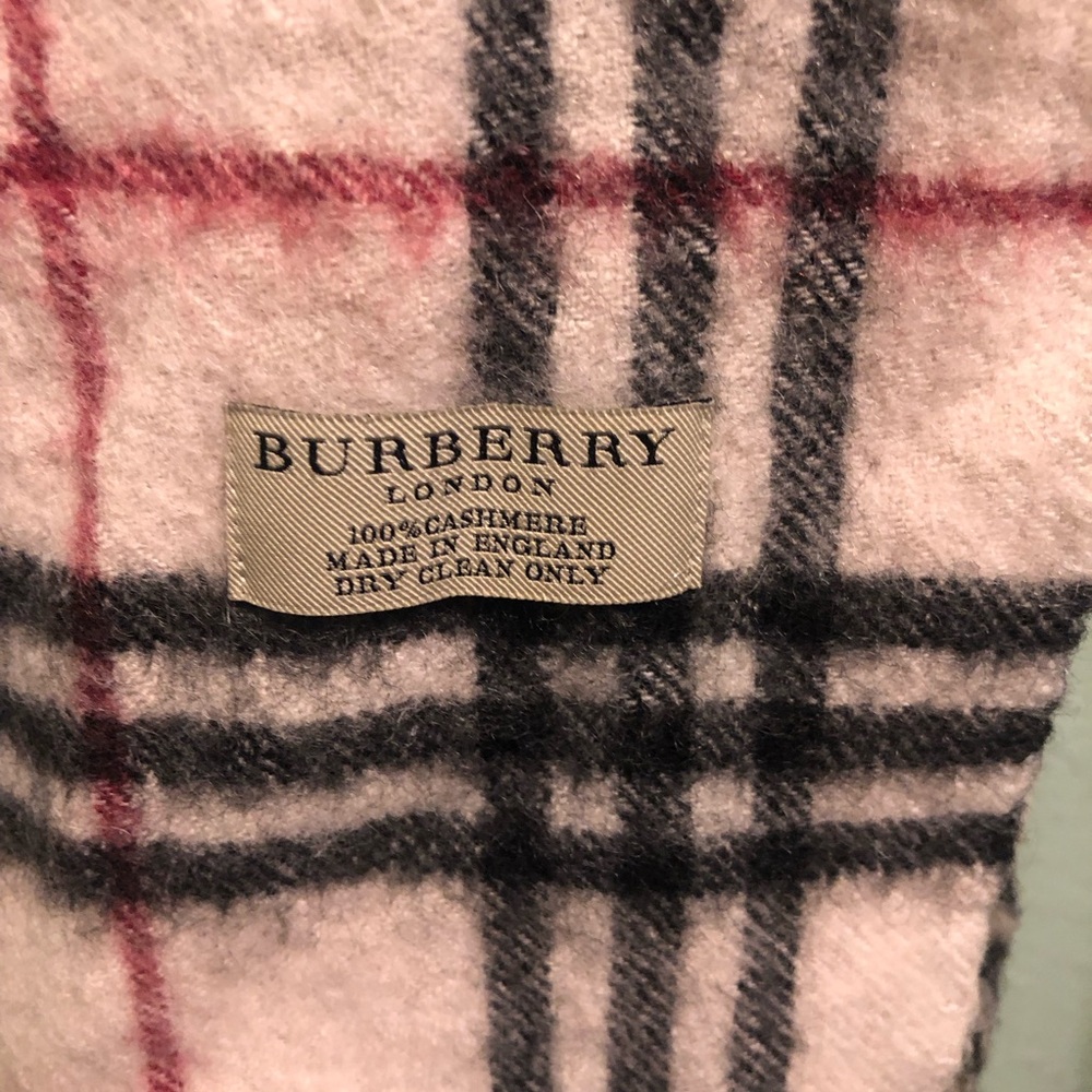 BURBERRY, London, England. Check, CASHMERE Scarf.168 X 30cm. - Picture 4 of 4